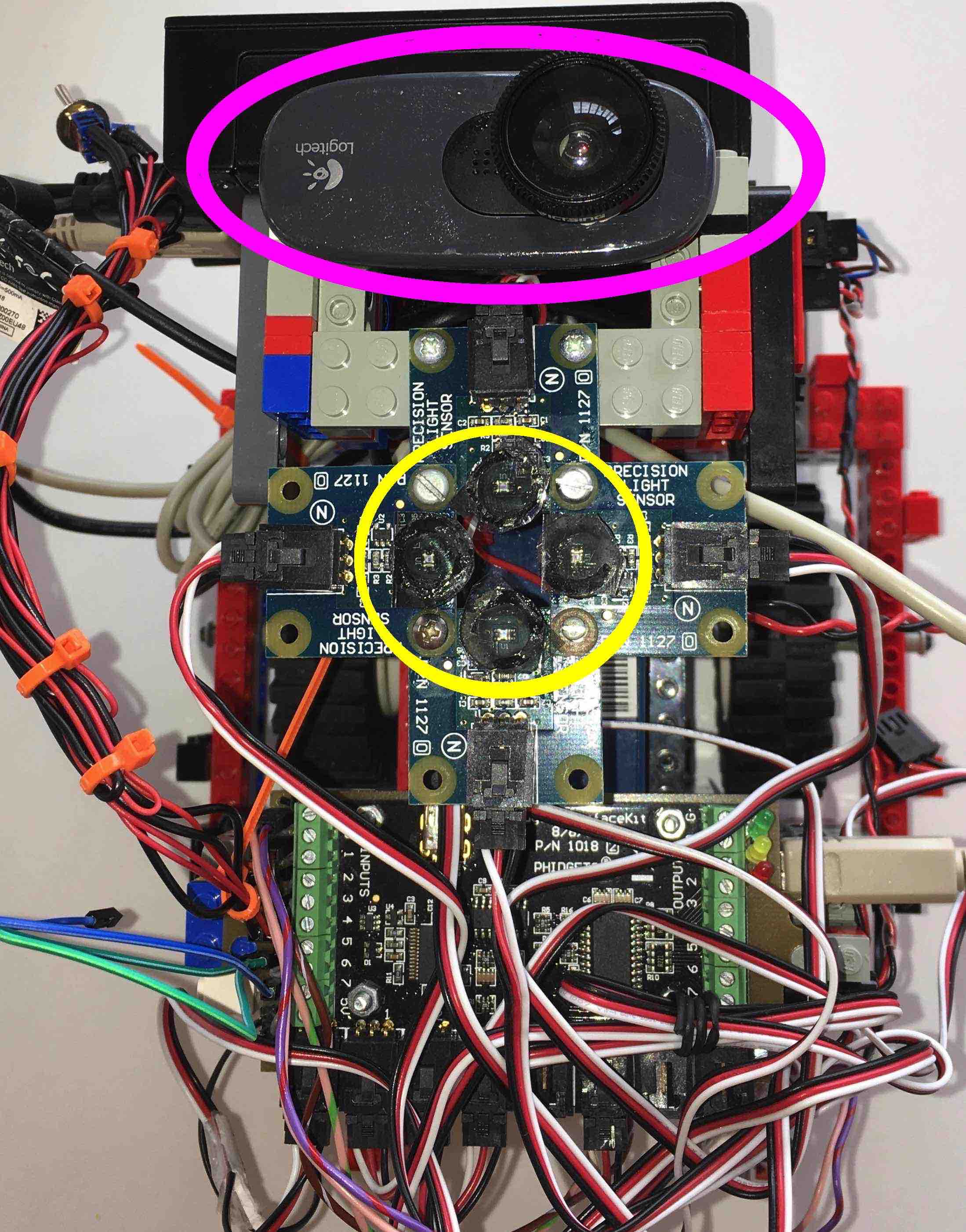 
      View of the robot from above, showing a camera with a fish-eye lens
      and a custom-built array of four light sensors with polarisation
      filters.
    